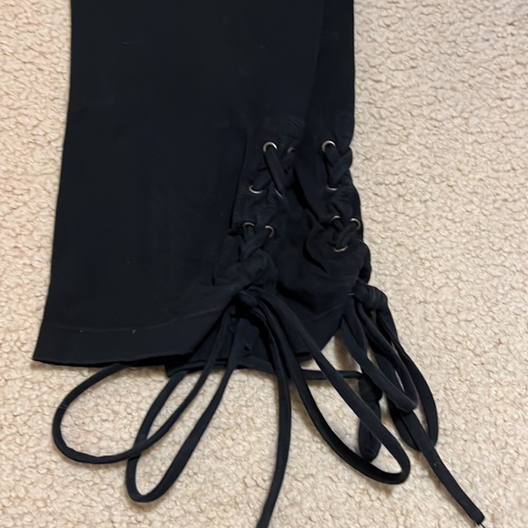 Maddie Moon Black Capri Leggings Festival Lace Up Boho Yoga Stretch Size Large - Picture 3 of 6